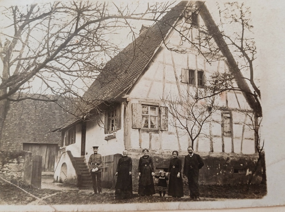Das alte Foto zeigt das Haus von der Hofseite